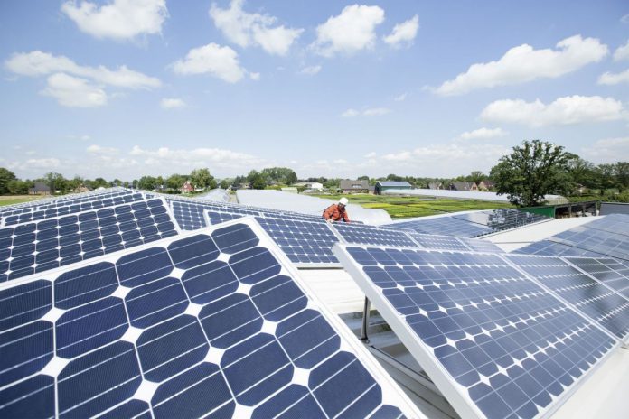 Der Energiekonzern E.ON steigt mit einem Anteil von 25,1 Prozent bei greenXmoney ein und bietet künftig „Wattpapiere“ an. 