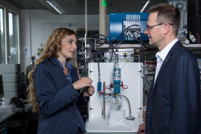 Die Forschenden Emiliana Fabbri und Thomas Schmidt in einem Labor am PSI, an dem sie die Leistungsfähigkeit des neuentwickelten Katalysators für Elektrolyseure untersucht haben.
