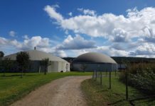 Biogasanlage-unter wolkigem Himmel