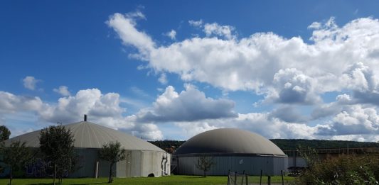 Biogasanlage-unter wolkigem Himmel