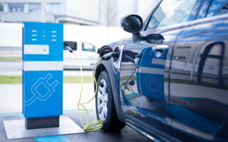 Energiewirtschaft fordert mehr E-Autos – Automobilwirtschaft mehr Ladesäulen